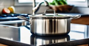 Jak wyczyścić przypalony garnek? Uratuj go domowymi sposobami!
