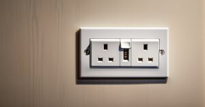 Faza w gniazdku: Po której stronie podłączyć przewód fazowy?
